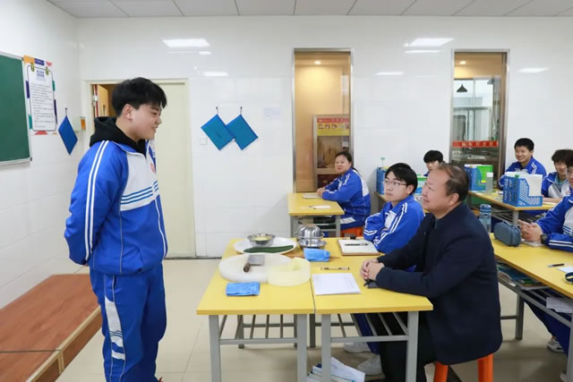 中国烹饪大师进校园,传道解惑提技能,助力学子成才路!