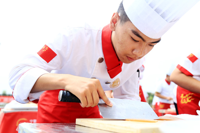 新东方烹饪学校一学期学费要多少钱