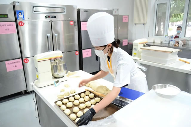 我校师生征战中国技能大赛宁夏选拔赛糖艺/西点、烘焙项目