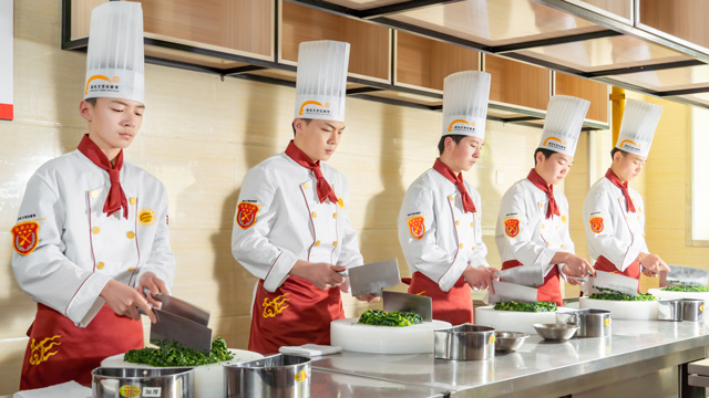 学厨师有出路吗?厨师行业的未来好不好?